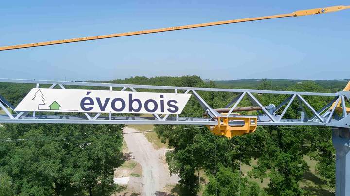 Utilisation grue travaux toiture Mercuès